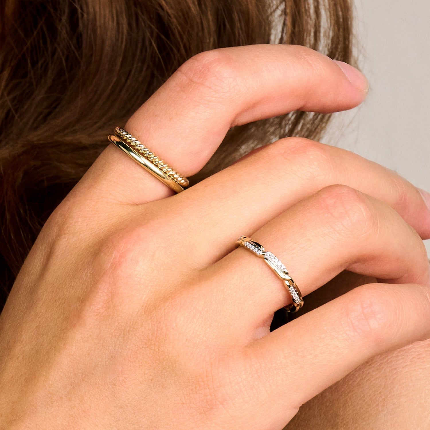 Ring mit Gliederoptik und Entourage-Fassung - PERDONA
