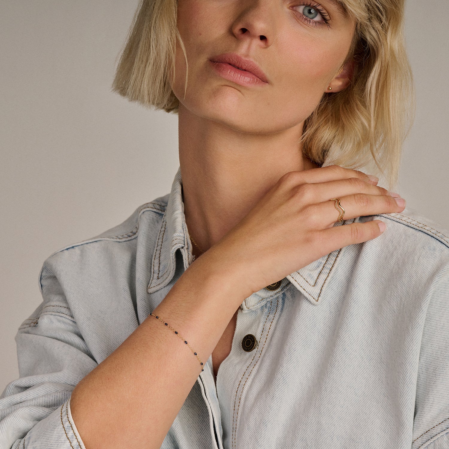 Ring im Wellendesign mit glatter Oberfläche - PERDONA